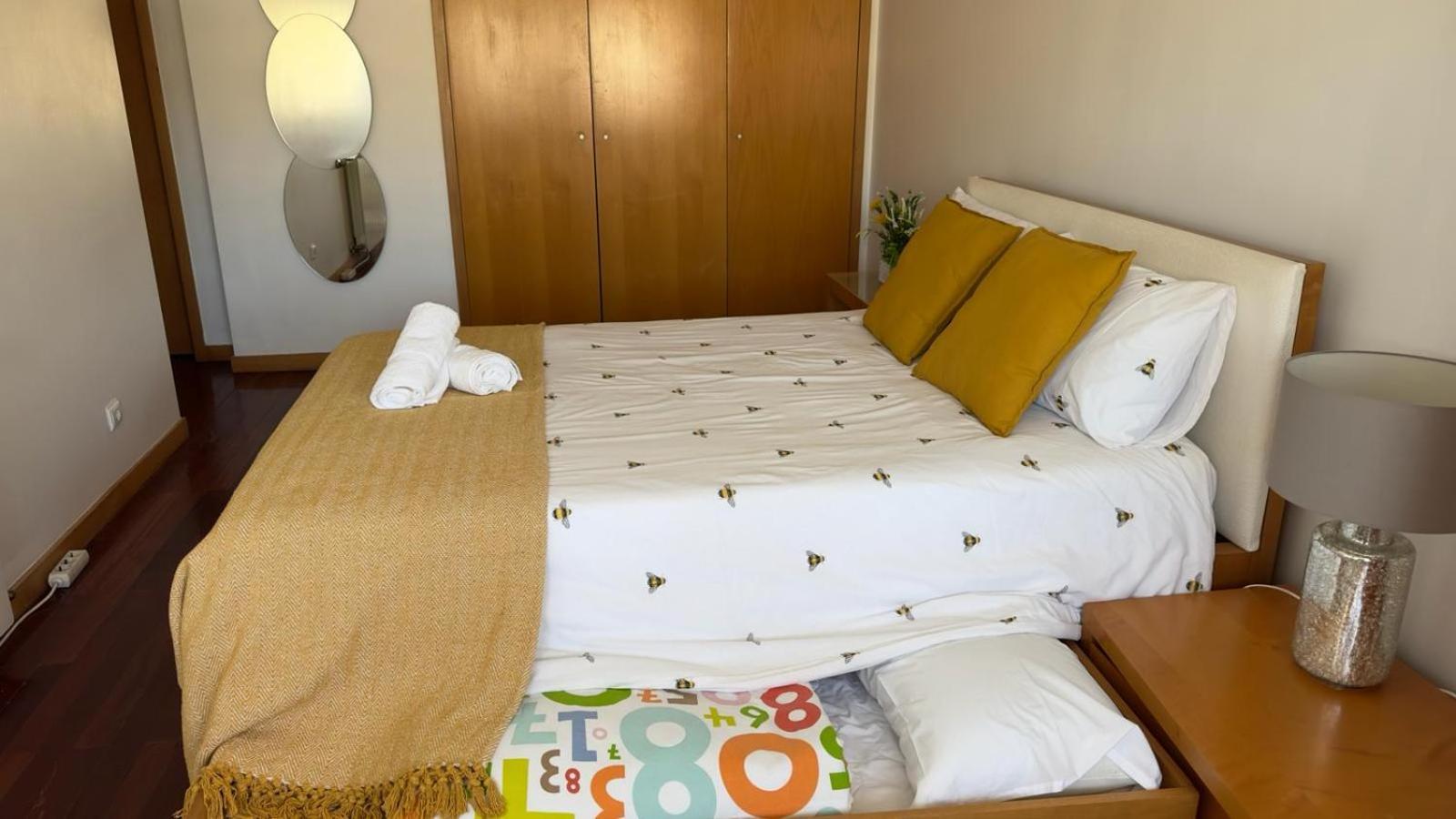 Espacoso T3 Com Terraco & Churrasqueira Apartment